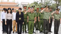 Báo CAND dâng hương đền thờ Anh hùng, liệt sĩ Võ Thị Sáu