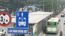 Nhiều phương tiện vẫn lấn làn buýt nhanh BRT
