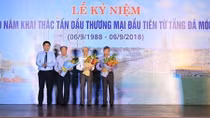 Khai thác dầu từ tầng đá móng, cú hích kinh tế quan trọng thời đổi mới