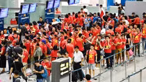 CĐV rầm rộ rời Hà Nội đi cổ vũ Olympic Việt Nam từ 3h sáng