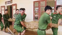 Công an huyện Tương Dương giúp thầy trò sau trận lũ quét