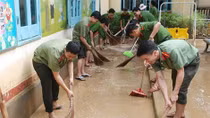  Lực lượng Công an hỗ trợ sớm đưa học sinh vùng lũ trở lại lớp