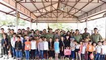 Cán bộ Cảnh vệ tình nguyện chia sẻ khó khăn với bà con vùng lũ