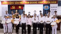 Tặng thưởng cho ê kíp trực cứu sống bệnh nhân bị tổn thương thủng tim