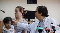 Bé gái mắc căn bệnh hiếm... "Công chúa trong truyện cổ Grim"