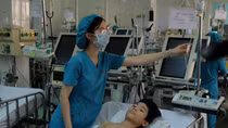 Bé trai được phẫi thuật, bóc tách khối u to như cái ấm tích 