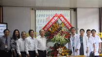  Ban Tuyên giáo Trung ương chúc mừng các bác sĩ BV Bệnh Nhiệt đới