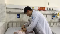 Rùng mình phát hiện con bọ dài 2cm chui vào thanh quản bé trai 8 tháng tuổi