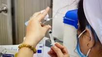 Tiêm vaccine phòng COVID-19 cho giáo viên và hộ nghèo, cận nghèo khu vực Quận 3