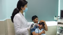 Bé trai thủng màng nhĩ vì dị vật pin cúc áo