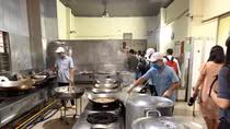 Mức sàn bị bỏ ngỏ, bữa ăn công nhân ngày càng “teo tóp”