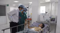 Vỡ đại tràng do tai nạn lao động rơi thanh sắt trúng bụng