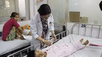 Bé trai bị bỏng điện vết thương đang hoại tử cần sự giúp đỡ
