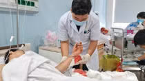 Nối hai bàn tay bị đứt lìa của hai thanh niên
