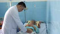 Ca mổ thứ 18 giúp người đàn ông thoát cảnh quanh năm đeo túi dẫn lưu nước tiểu