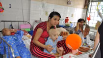 Bệnh viện Ung bướu dừng “chấm thầu” 1 năm với công ty bán thuốc cận date