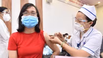 Gần 8.000 liều vaccine tiêm an toàn trong ngày đầu chiến dịch tiêm phòng COVID-19