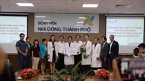 Tặng Bằng khen cho tập thể, cá nhân tham gia phẫu thuật tách dính cặp song sinh 