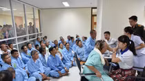 Thầy thuốc người Việt mang lại ánh sáng cho hơn 200 bệnh nhân người Lào