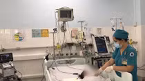 Chạy Ecmo xuyên Tết cứu bệnh nhi nguy kịch vì hít nhầm dầu lửa