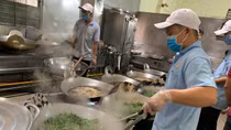 Xử phạt nghiêm doanh nghiệp bớt, xén suất ăn của công nhân