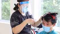 Mời thợ chuyên nghiệp về cắt tóc miễn phí cho nhân viên tại Bệnh viện Chợ Rẫy
