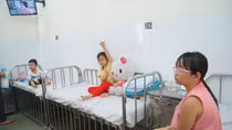 "Truy" nguyên nhân gây ngộ độc hàng loạt trẻ quận Tân Phú