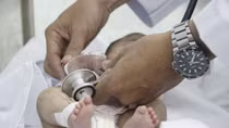 "Hồi sinh" cánh tay cho bé gái sơ sinh bằng nước muối sinh lý