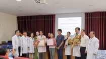 Khen thưởng đột xuất các bác sĩ cứu sống bé 12 tuổi bị viêm cơ tim tối cấp 