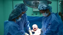Hai mẹ con sản phụ suýt mất mạng vì "cãi" bác sỹ