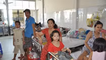 Không ở đâu mua kháng sinh dễ như ở Việt Nam