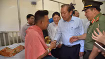 Phó Thủ tướng Trương Hòa Bình thăm người bị nạn trong vụ cháy chung cư Carina Plaza