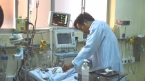 Lấy khối u quái ăn lan gần tới sọ cho một bé gái 20 ngày tuổi