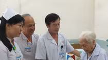 Nội soi mật tụy cứu sống mẹ Việt Nam Anh hùng 104 tuổi 