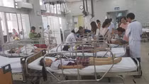 Vụ sập giàn giáo trong Lễ kỷ niệm 20/11: Một học sinh nghi chấn thương sọ não