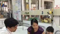 Chiếc muỗng ở nhà trẻ tư suýt lấy mạng bé gái 1 tuổi 