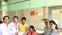 Các bác sĩ quyên góp tiền giúp nữ bệnh vượt qua căn bệnh hiểm nghèo