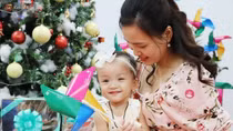 Chị em Trúc Nhi - Diệu Nhi cười rạng rỡ tại ngày hội Giáng sinh