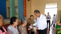 Bác sĩ giúp bà con Chợ Gạo - Tiền Giang thêm vui khoẻ đón Tết 