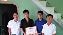 Tặng giấy khen cho thanh niên dũng cảm nhảy xuống sông cứu người