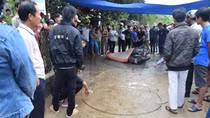 Tàu dừa va đập làm đứt dây hạ áp khiến người đàn ông tử vong