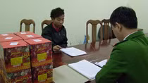 Nghỉ Tết, thợ xây ‘ôm’ pháo nổ về nước bán