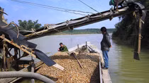 Một doanh nghiệp tư nhân khai thác cát, sỏi trái phép trên sông Bến Hải