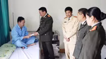 Thăm hỏi, tặng quà cán bộ CSGT bị thương khi đang làm nhiệm vụ