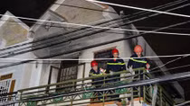 Hai mẹ con thoát hiểm cháy nhà hai tầng trong hẻm