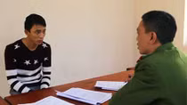 Không đội mũ bảo hiểm còn tấn công CSGT