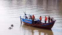 Ngồi nhậu giữa sông, lật thuyền một người mất tích