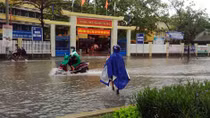 Mưa lớn, nhiều đường phố Huế ngập thành sông