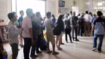 Hàng chục hành khách ‘vạ vật’ chờ mua vé tàu tại ga Huế