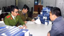 Kiểm tra xe vi phạm dừng đỗ phát hiện cả ngàn bao thuốc lá lậu
